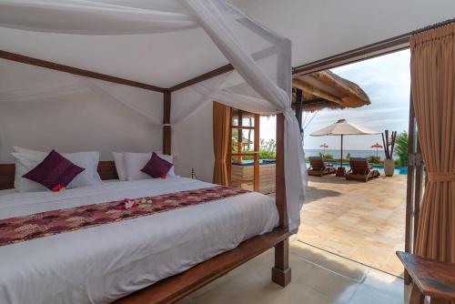 Giường trong phòng chung tại Villa Agus Mas - Serene & calm beachfront villa!