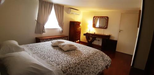 1 dormitorio con 1 cama con 2 toallas en Casa de Spuches en Palermo