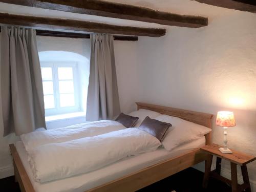 1 cama en un dormitorio con ventana en Landhaus am Aremberg / Eifel en Antweiler