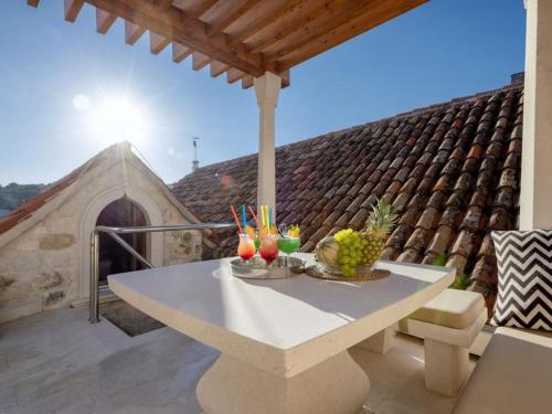 stół z napojami na dachu w obiekcie Villa Varda - Villa Latica w Hvarze