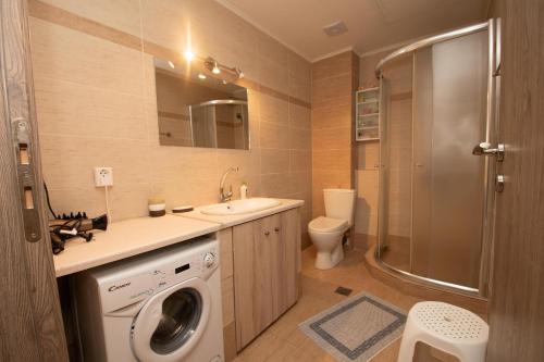 Un baño con lavadora y lavadora. en Seaside Apartments-Angela, en Kalí Limenes