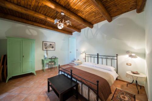 a bedroom with a large bed and a table at B&B Beata Solitudo in Agerola