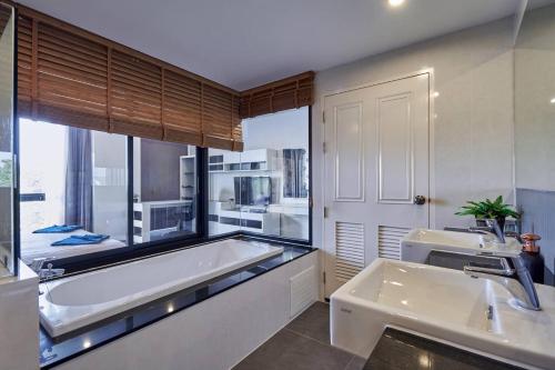 Kuchyň nebo kuchyňský kout v ubytování WOW Apartment at Unity Patong