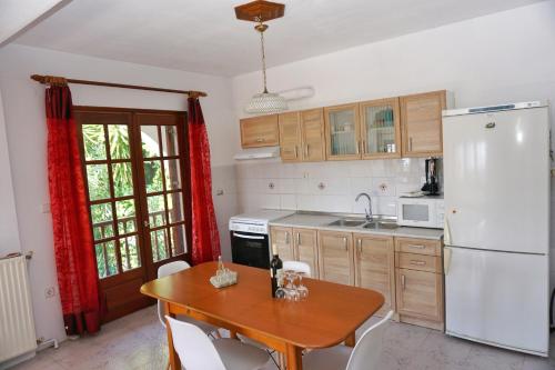 Cuisine ou kitchenette dans l'établissement Villa Elizabeth Athos