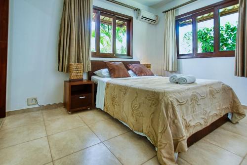 A15 Apt particular no condomínio Pipa Beleza في بيبا: غرفة نوم بسرير كبير ونوافذ