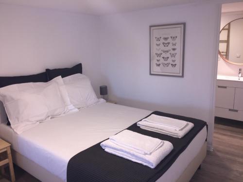 a bedroom with a bed with towels on it at Quinta do Meco - Beach & Nature in Aldeia do Meco
