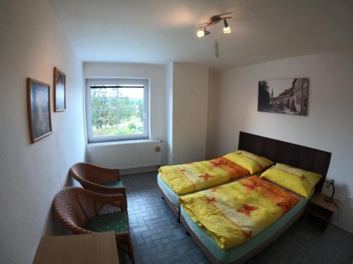 - une chambre avec un lit et une fenêtre dans l'établissement Frymburk 210, à Frymburk