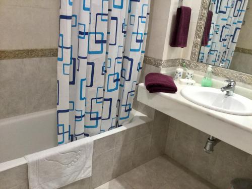 Et badeværelse på Hacienda del Sol Beachside and Golf Apt Marbella Puerto Banus