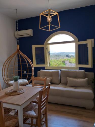 uma sala de estar com um sofá e uma mesa em Greek Blue Apartment em Plakiás