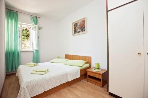 - une chambre blanche avec un lit et une fenêtre dans l'établissement Villa Sarah, à Selca
