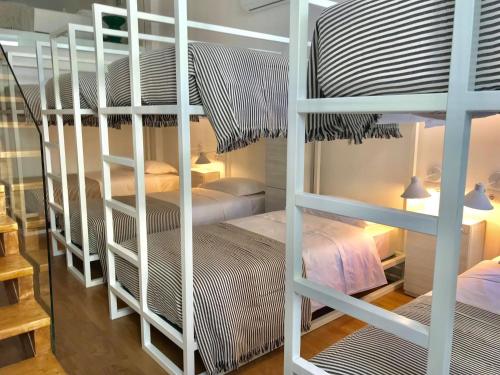 מיטה או מיטות קומותיים בחדר ב-HOSTEL ALAMEDA EXCLUSIVE HOUSE