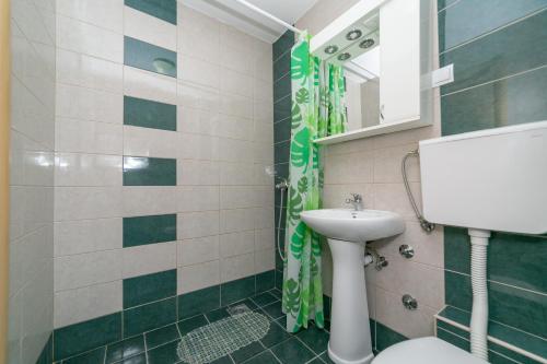 スヴェティ・ステファンにあるApartments Marijaの洗面台、トイレ、鏡のあるバスルーム