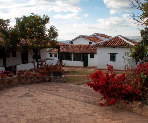 a view of the house from the driveway at Posada Campestre La Casona in Villa de Leyva