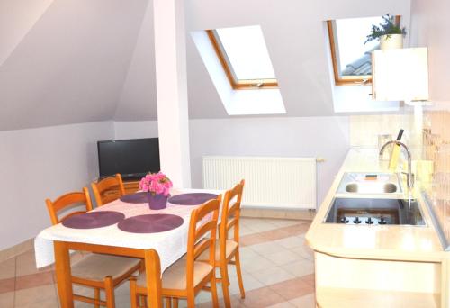 Apartamenty Dom na Wzgórzu Gardeniaにあるキッチンまたは簡易キッチン