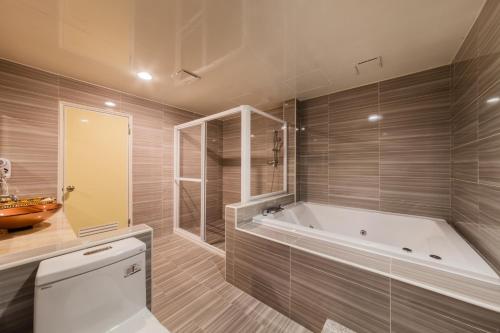 Kamar mandi di QK Motel