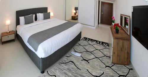 سرير أو أسرّة في غرفة في Noor Amwaj Hotel & Apartment