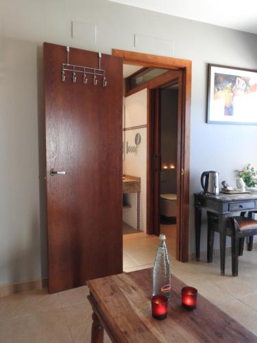 a room with a wooden door and a table and a table sidx sidx at B&B El Ranxo in Franciach