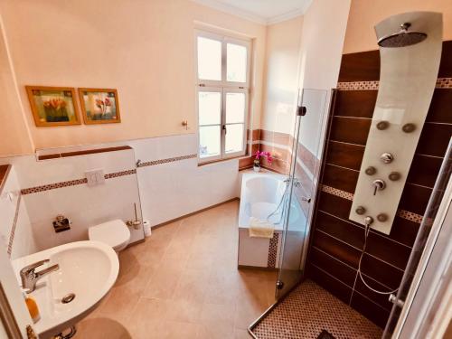 Koupelna v ubytování Mediterrane Luxusferienwohnung 4, Berlin-Köpenick, Am Müggelsee