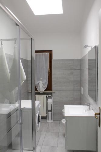 シルミオーネにあるResidence Degli Uliviのバスルーム(洗面台、トイレ付)