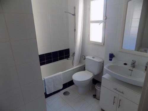 カレタ・デ・フステにあるCastillo Marの白いバスルーム(トイレ、シンク付)
