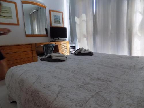 カレタ・デ・フステにあるCastillo Marのベッドルーム1室(ベッド1台、鏡付きデスク付)