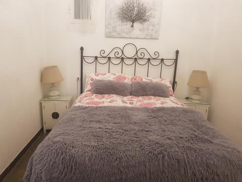 een slaapkamer met een groot bed met 2 lampen bij Apartamento centro frente a Torres de Serrano in Valencia