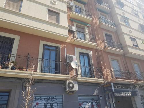Domus Valencia Apartamentos centro frente a Torres de Serrano