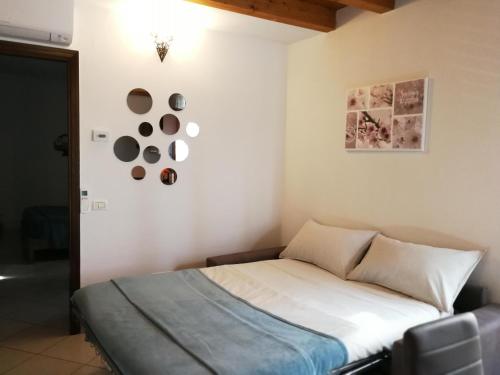1 dormitorio con 1 cama en una habitación en La Corte dell'Angelo, en Orio al Serio