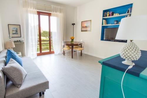a living room with a couch and a table at 76metriquadri in Sirolo
