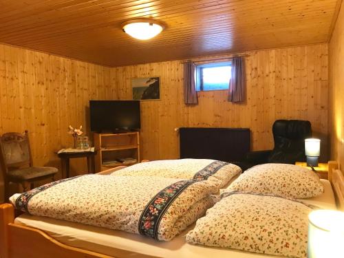 een slaapkamer met een bed met 2 kussens bij Schönes Kellerzimmer mit Bad in Mittelangeln