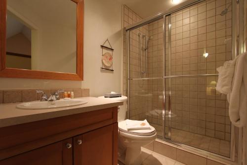 Koupelna v ubytování Lake Placid Lodge by Whistler Retreats