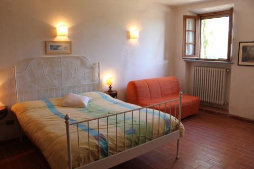 sypialnia z łóżkiem i krzesłem w obiekcie Pian del Noce w mieście Magliano in Toscana