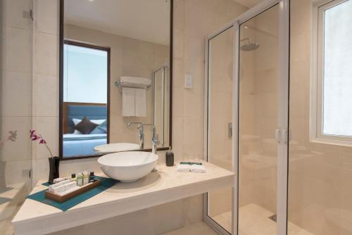 y baño con lavabo y ducha. en Ocean Edge Suites & Hotel Colombo, en Colombo