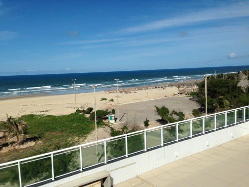 uma vista para a praia a partir da varanda de um condomínio em Hotel Litoral Fortaleza em Fortaleza