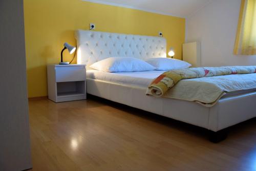 Ένα ή περισσότερα κρεβάτια σε δωμάτιο στο MiraMar Apartments