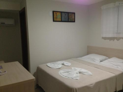 Un pat sau paturi într-o cameră la Hotel Litoral Fortaleza