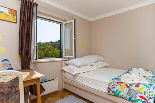 - une petite chambre avec un lit et une fenêtre dans l'établissement Holiday Home Green Lagoon, à Janjina