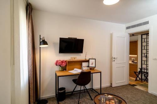 TV a/nebo společenská místnost v ubytování Biazi Hotel
