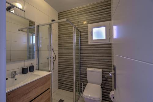 a bathroom with a toilet and a sink and a shower at Edificio Thader - Ciudad Quesada in Ciudad Quesada