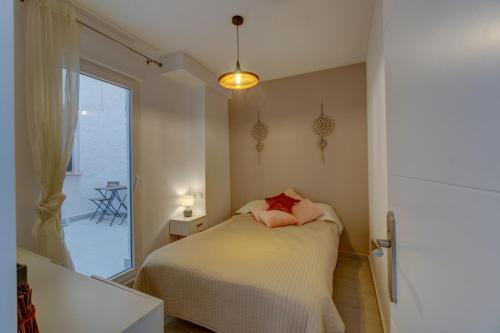 a small bedroom with a bed and a window at Edificio Thader - Ciudad Quesada in Ciudad Quesada