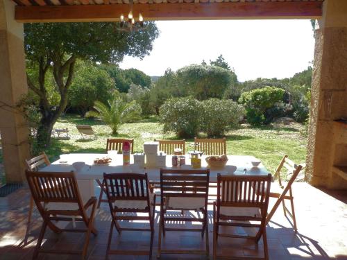 un tavolo da pranzo e sedie su un patio di La Baraka a Pianottoli-Caldarello