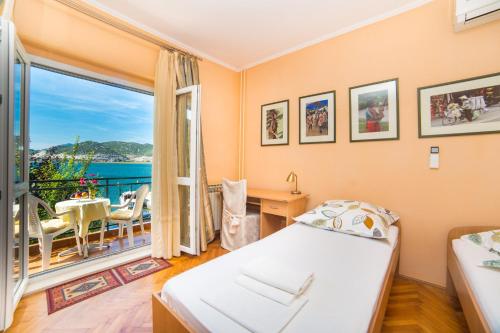 a bedroom with a bed and a view of the ocean at House Ljilja in Rogotin