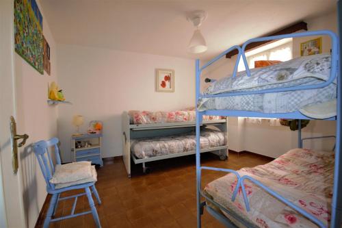 Cette chambre comprend 2 lits superposés et une chaise. dans l'établissement Casa Morellini, à Ortonovo