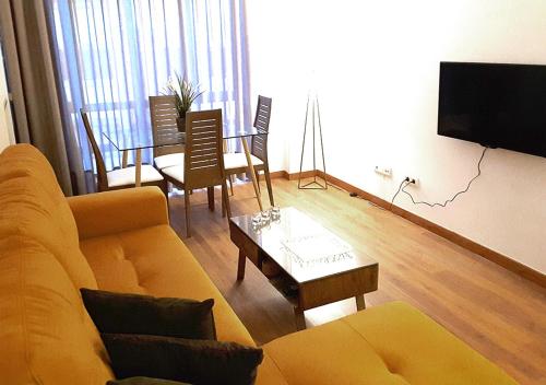 TV a/nebo společenská místnost v ubytování Cangas Popa