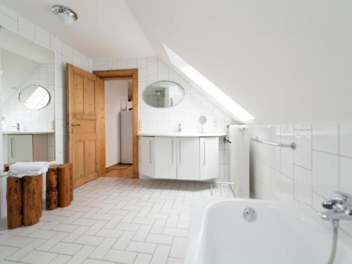 Ванна кімната в Kanalvilla - Urlaub am Nord-Ostseekanal - zwei Ferienwohnungen im Angebot- eine im Dachgeschoss und eine Wohnung mit Garten