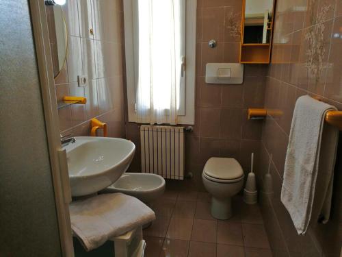 un piccolo bagno con lavandino e servizi igienici di Casa Vincenzina a Finale Ligure