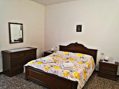 una camera da letto con un letto e due comodini di Casa Vincenzina a Finale Ligure