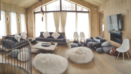 Le Chalet des Boisses, Luxury Ski-In Ski-Out Chalet for 12