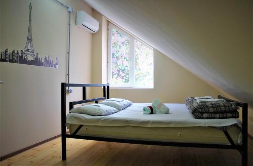 Tempat tidur dalam kamar di GLOBAL HOSTEL - Marjanishvili