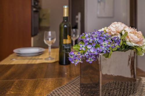 2 bedroom apartment/parking/market